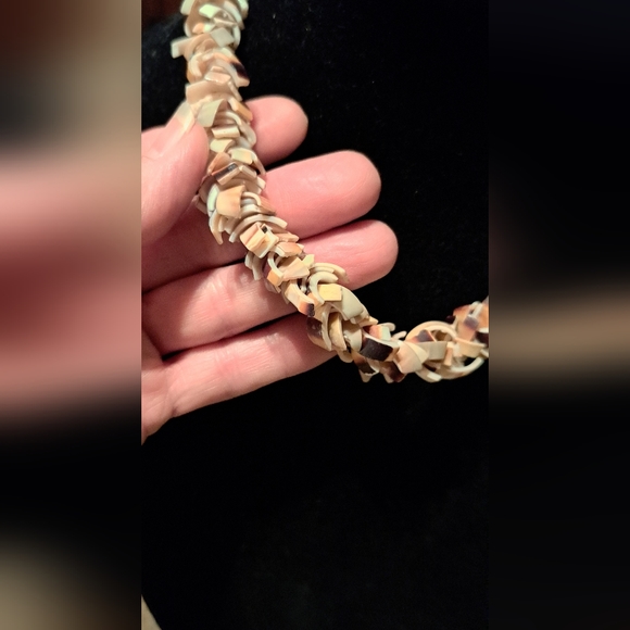 Vintage Beachy Handmade Cut Shell Necklace About 18inches Twist Clasp - Picture 6 of 6